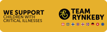 Et gult banner med teksten "VI STØTTER BØRN MED KRITISKE SYGDOMME" i venstre side. I højre side ses logoet for "TEAM RYNKEBY" ledsaget af flag, der repræsenterer Danmark, Sverige, Finland, Norge, Tyskland og Den Europæiske Union.